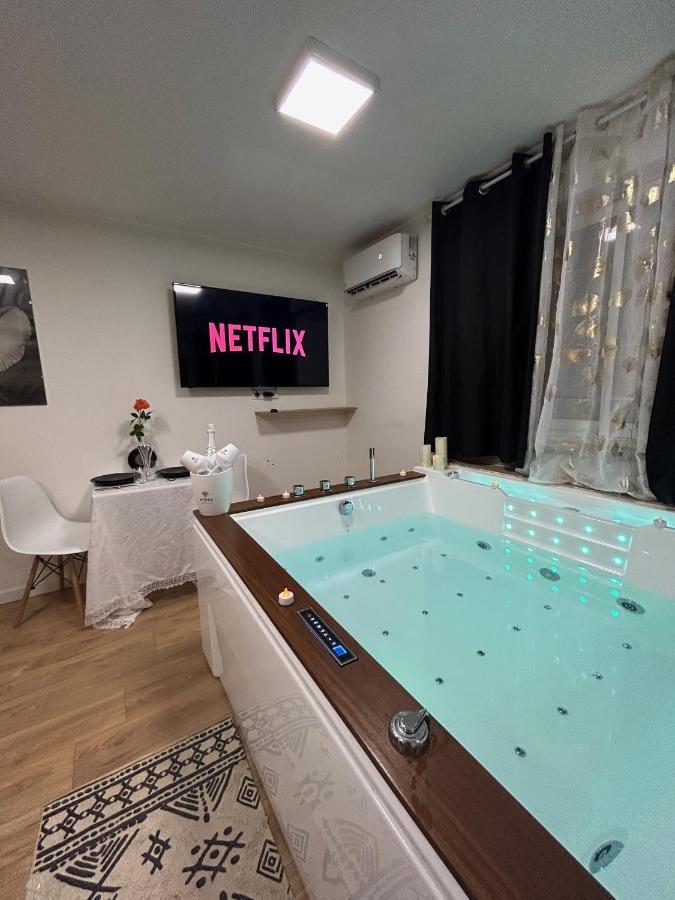 Love Room A Cannes - Appartement 25M2 Pour 2 Personnes Avec Un Jacuzzi Prive Exterior photo